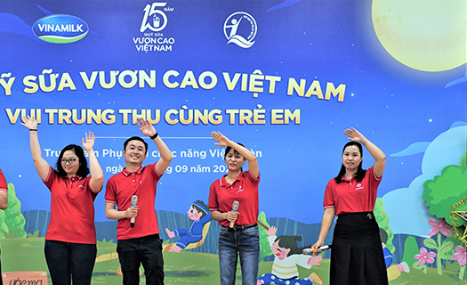 Vinamilk và quỹ sữa vươn cao Việt Nam cùng trẻ em vui Tết trung thu